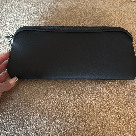 NEW - SKIMS Neoprene Makeup/Travel Pouch w/Zipper - Picture 4 of 5